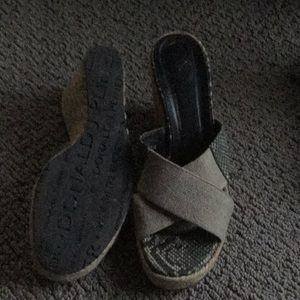 Comfortable sandals, snake print accent